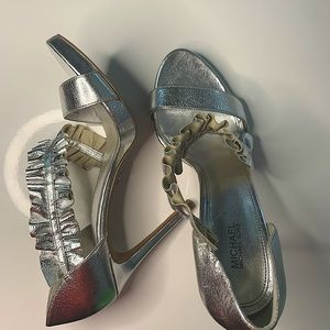 MICHAEL KORS women’s silver dress sandals size 9M.
